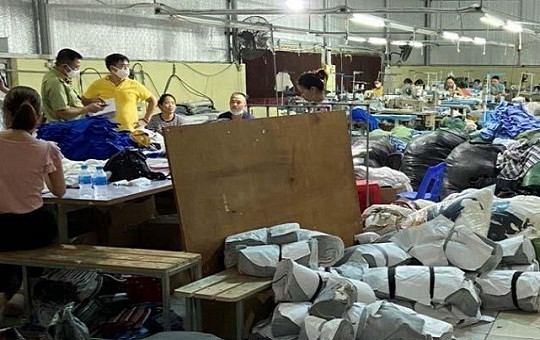Phát hiện công ty sản xuất áo giả các thương hiệu nổi tiếng