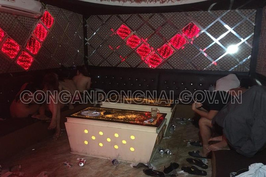 Bắt quả tang quán karaoke có nhân viên thoát y phục vụ khách