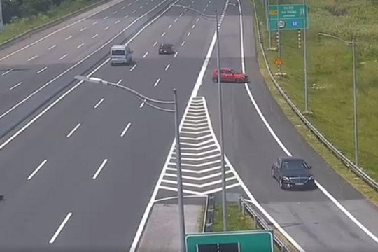 Xử lý 2 ô tô nối nhau đi ngược chiều trên cao tốc Hà Nội - Hải Phòng