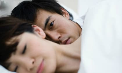 Thấy cậu bạn vừa cởi áo, vợ tôi bất ngờ hét toáng lên chạy vào phòng nằm khóc rồi cấm tôi qua lại với người đó