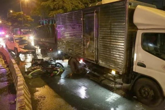 Ô tô 7 chỗ lao vào dòng xe đang chờ đèn đỏ