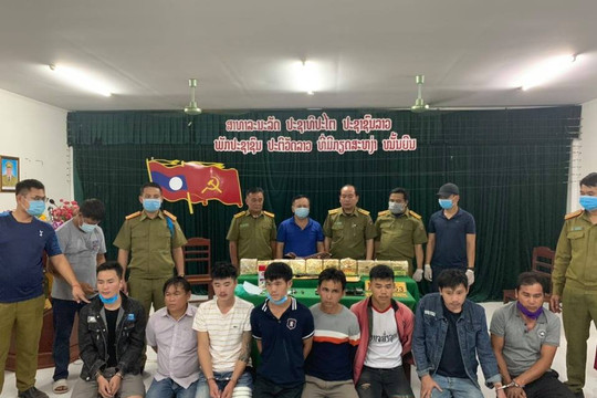 Bắt 8 đối tượng người Lào, thu giữ súng và 10kg ma túy
