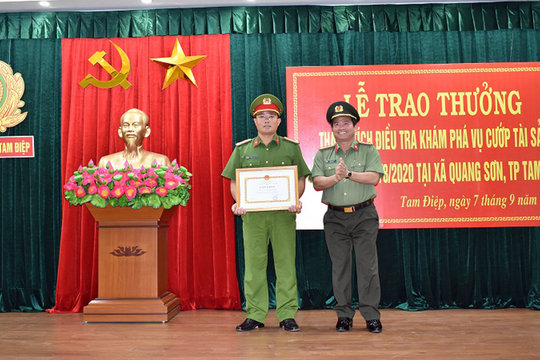 Khen thưởng tập thể, cá nhân phá vụ án siết cổ tài xế cướp xe taxi