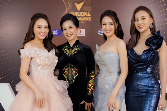 Hồng Diễm, Phương Oanh hết lời khen ngợi “mẹ chồng” Lan Hương tại Lễ trao giải VTV Awards