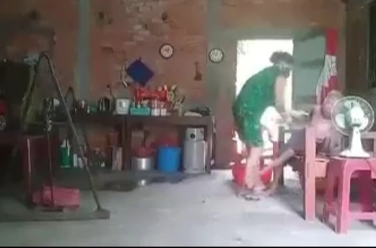 Điều tra nghi án con gái đánh đập, đổ chất thải lên đầu mẹ già