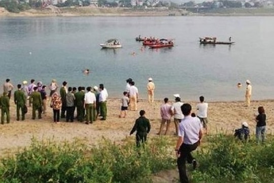 Tìm kiếm nam sinh mất tích khi tắm trên sông Đà