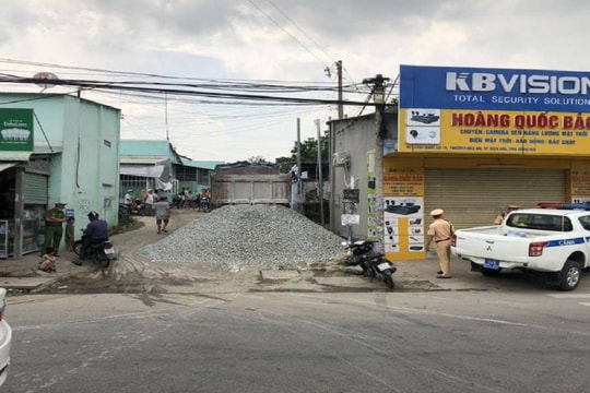 Xe ben giả biển số quân đội đổ đá ra đường để ngăn CSGT