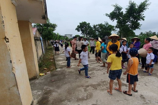 Thanh Hóa: Phản đối sáp nhập trường, hàng trăm phụ huynh cho con nghỉ học