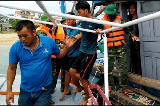 Quảng Bình: Cứu 4 thuyền viên bị chìm tàu trên biển vào bờ an toàn