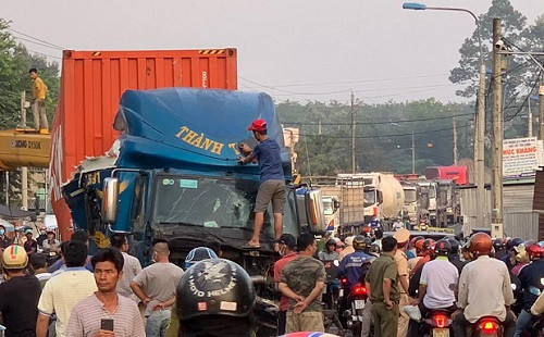 Đồng Nai: Xe Container lao xuống mương, 2 người bị thương nặng