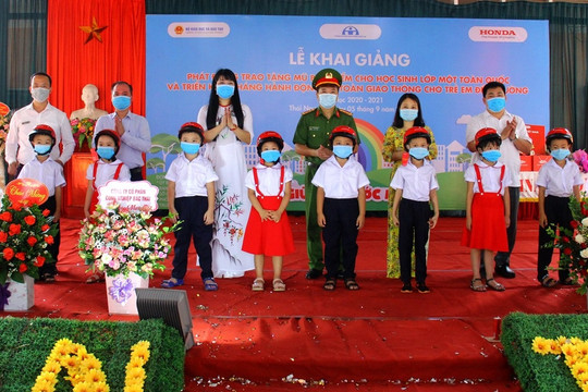 Công ty Honda Việt Nam trao tặng gần 26.000 mũ bảo hiểm cho học sinh