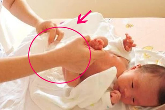 Để lau mông cho bé, nên dùng khăn ướt hay khăn giấy? Nhiều mẹ đã nhầm