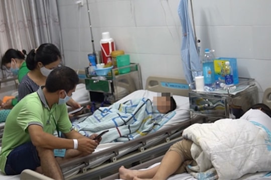 TP.HCM: 20 học sinh nhập viện sau bữa ăn trong trường