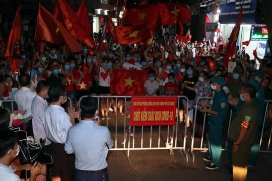 Người dân TP Hải Dương ra đường ăn mừng sau khi kết thúc cách ly y tế