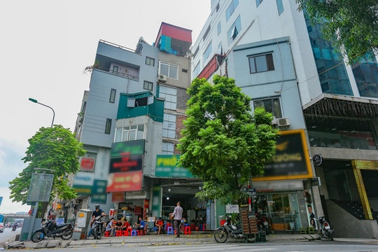Nhà chỉ vừa một người đi trên những mảnh đất vàng tiền tỷ giữa Thủ đô