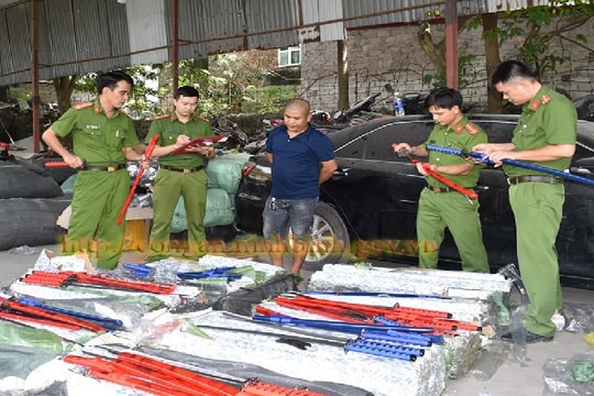 Bắt giữ xe ô tô lắp biển số giả, vận chuyển gần 300 thanh kiếm
