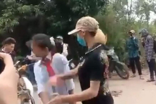 Nữ sinh lớp 7 bị chặn đánh trên đường đi học về
