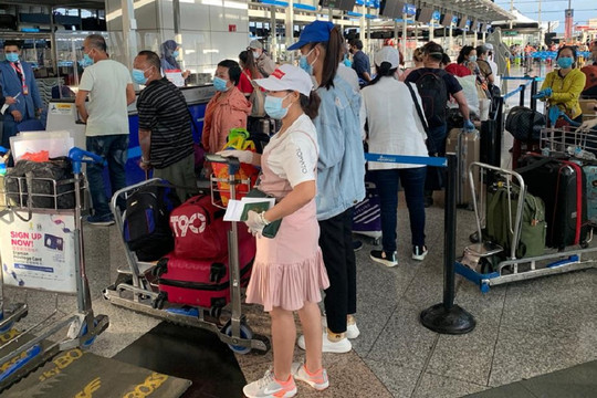 Đưa hơn 240 công dân Việt Nam từ Malaysia về nước an toàn