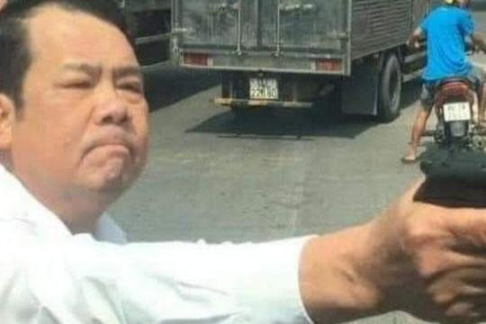 Khởi tố giám đốc công ty bảo vệ dọa bắn tài xế