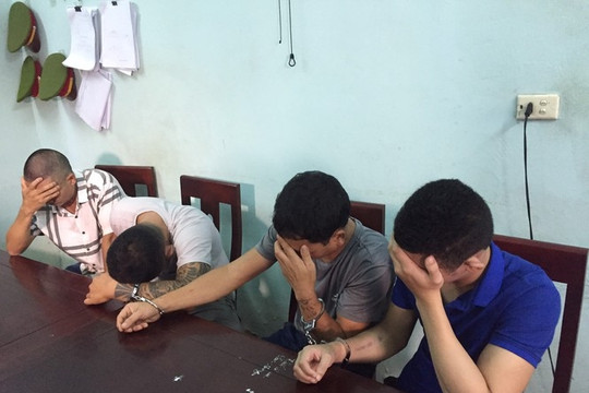 Triệt phá ổ “cẩu tặc” dùng hung khí chống trả khi bị vây bắt