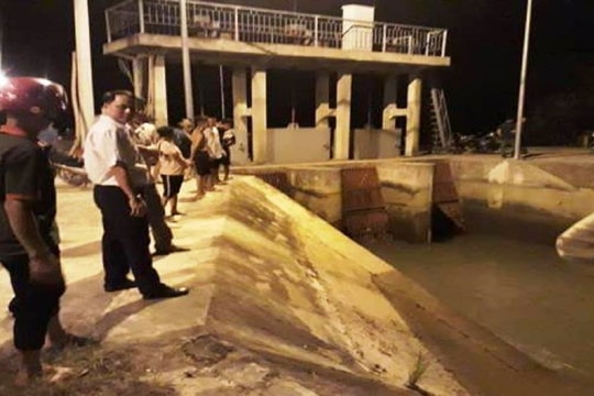 Thanh Hóa: Bé gái 6 tuổi ngã xuống kênh nước khi chạy ra đón chị đi học về