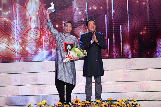 NTK Đỗ Trịnh Hoài Nam được vinh danh Top 5 NTK Áo dài nổi tiếng nhất