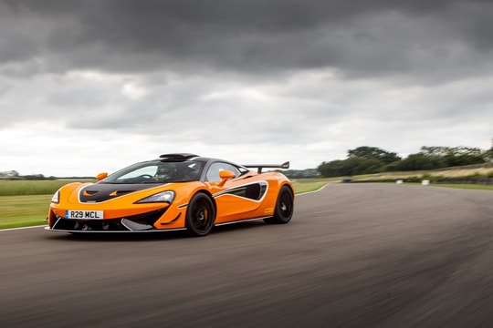 McLaren 620R có giá gần 300.000 USD
