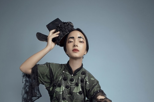 Cảm hứng 'Sơn Tinh - Thủy Tinh' trên áo dài Vũ Việt Hà