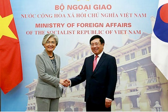 Phó Thủ tướng Phạm Bình Minh hội đàm với Bộ trưởng Ngoại giao Hàn Quốc