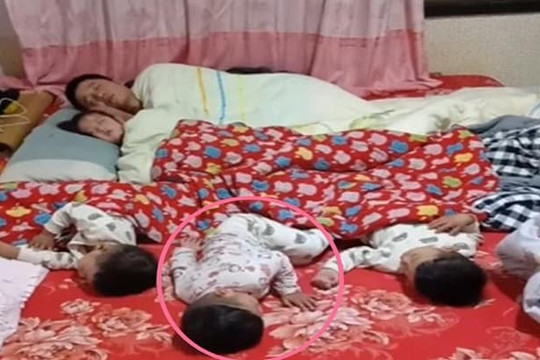 Bức ảnh 'con gái là con mình sinh ra, con trai coi như nhặt được' của bà mẹ Trung Quốc gây bão mạng