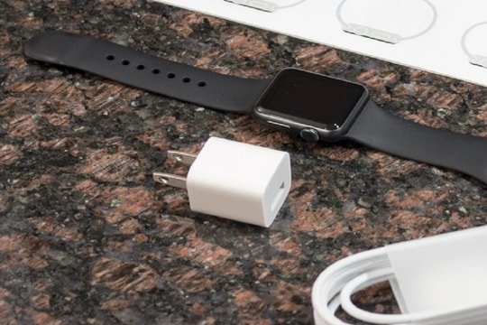 Apple Watch Series 6 và SE không bán kèm củ sạc