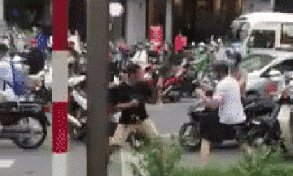 Bỏ cả xe máy lẫn ô tô, 2 người đàn ông lao vào 'đấu võ' giữa ngã tư phố Hà Nội
