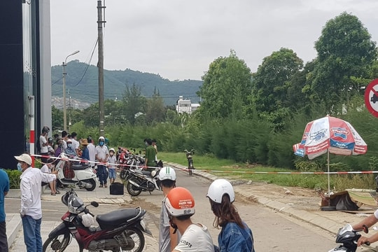 Phát hiện thi thể một phụ nữ co cứng dưới cống kênh Đa Cô