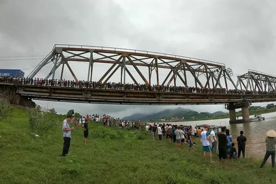 Cô gái ngã rơi xuống sông, thanh niên dũng cảm nhảy xuống cứu nhưng cả 2 đều bị nước cuốn tử vong