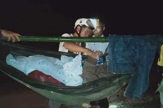 Đường sạt lở, 16 thanh niên khiêng nữ bệnh nhân vượt 37km đi cấp cứu