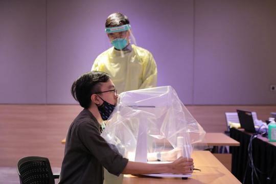 Singapore chế tạo thành công robot lấy mẫu xét nghiệm Covid-19 nhanh và an toàn