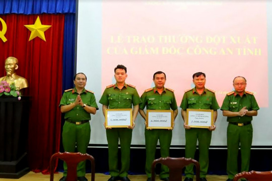 Công an Bình Dương khen thưởng đột xuất 2 tập thể phá nhanh vụ trộm cắp tại công ty