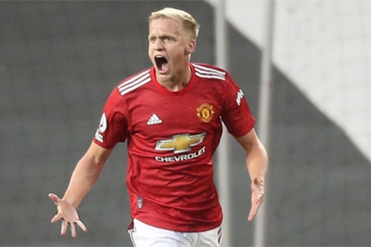 Hàng tiền vệ của Man United đang yếu đi vì… Van de Beek?