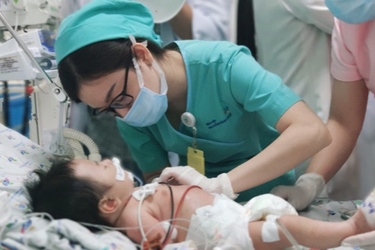 Bé 2 tháng tuổi nhập viện với làn da xanh tím vì ngộ độc
