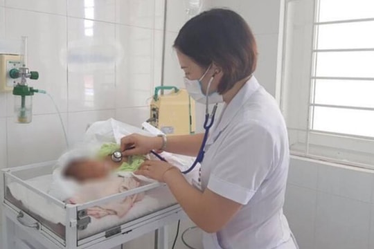 Cắt rốn tại nhà bằng thanh nứa, bé sơ sinh bị uốn ván rốn nguy kịch