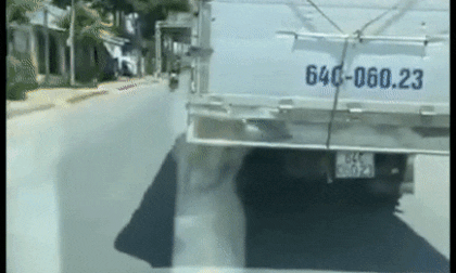 Xe tải nhất quyết không nhường đường, cản trở xe cấp cứu dù liên tục được phát loa yêu cầu