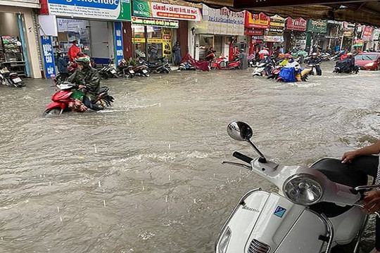 Đường biến thành sông sau trận mưa lớn, nước cuốn trôi cả người và xe máy ở khu vực chợ Thủ Đức