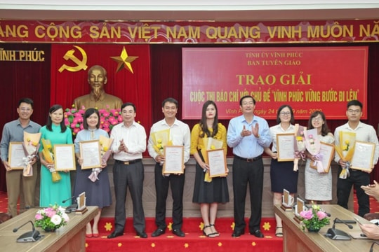 Trao Giải Báo chí với chủ đề “Vĩnh Phúc vững bước đi lên”