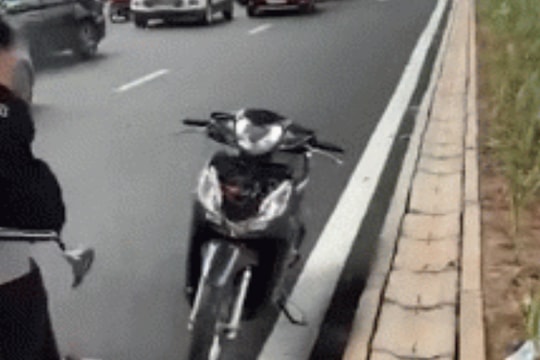 Tạm giữ đối tượng đập xe người đi đường sau va chạm giao thông