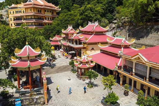 Về đất thánh Tây Ninh trải nghiệm đêm hội trăng rằm đầy ý nghĩa