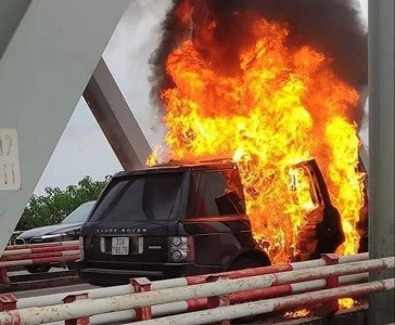 Hà Nội: “Xế” sang Range Rover đang di chuyển bất ngờ bốc cháy ngùn ngụt