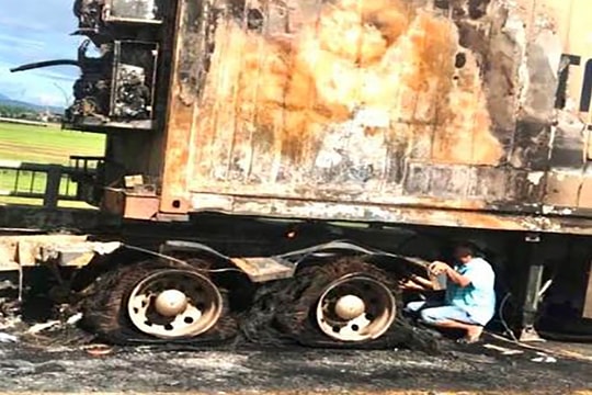 Xe container bất ngờ bốc cháy dữ dội khi đang lưu thông trên quốc lộ