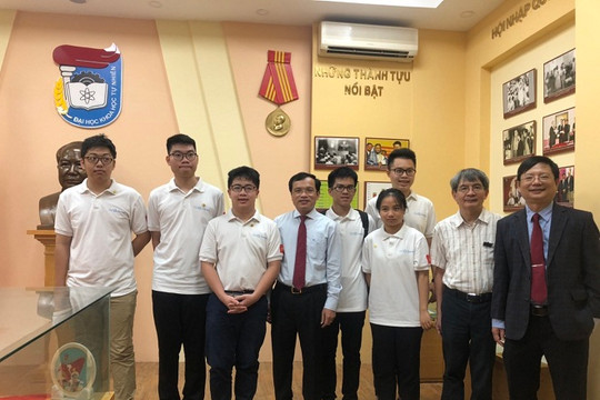 Lần đầu tiên học sinh lớp 10 Việt Nam giành huy chương vàng Olympic Toán học quốc tế
