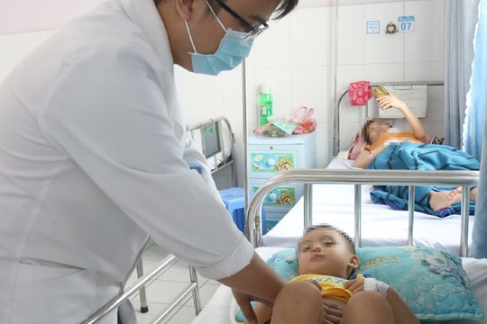 Bé trai 3 tuổi vỡ lách vì lỗi thường gặp của bố mẹ chở con bằng xe máy