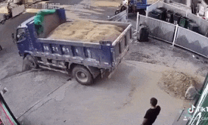 Mặt đất sụt lún, 'nuốt chửng' xe tải chở cát